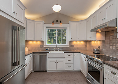 L-shaped cream hued modular kitchen for a modern home