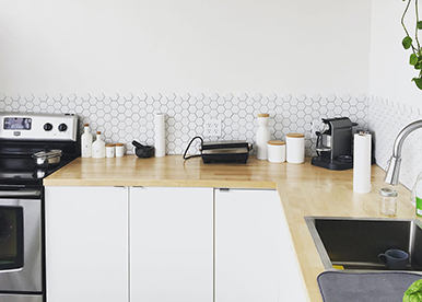 Minimalist L-shaped modular kitchen focussing on space-utilisation